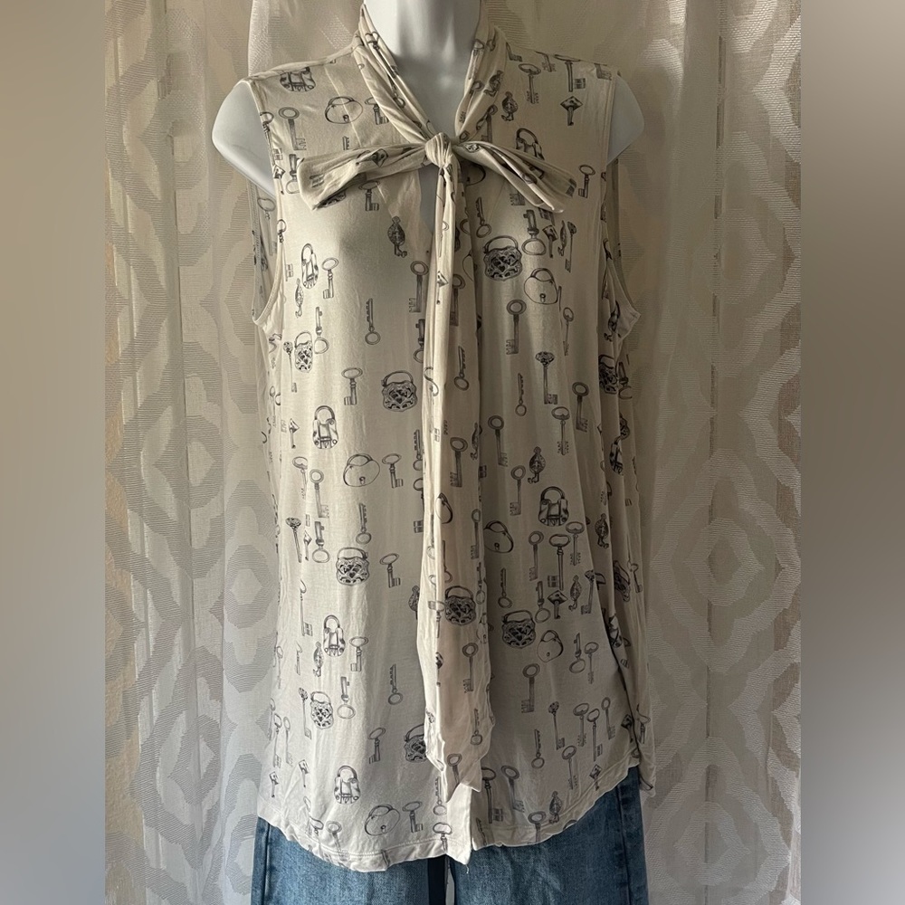 Cabi tie neck knit keys tank size L.